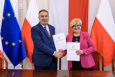 Zdjęcie przedstawia uczestników podpisania umów w ramach programu ochrony ludności i obrony cywilnej