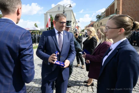 Zdjęcie przedstawia uczestników obchodów Dnia Krajowej Administracji Skarbowej