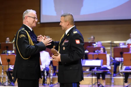 Zdjęcie przedstawia uczestników jubileuszu 75 lecia Komendy Wojewódzkiej PSP