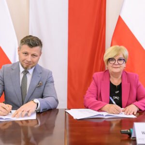 Zdjęcie przedstawia uczestników podpisania umów w ramach programu ochrony ludności i obrony cywilnej