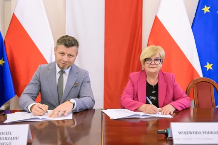 Zdjęcie przedstawia uczestników podpisania umów w ramach programu ochrony ludności i obrony cywilnej