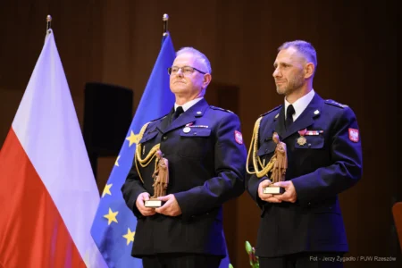 Zdjęcie przedstawia uczestników jubileuszu 75 lecia Komendy Wojewódzkiej PSP