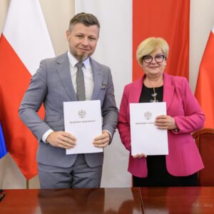 Zdjęcie przedstawia uczestników podpisania umów w ramach programu ochrony ludności i obrony cywilnej
