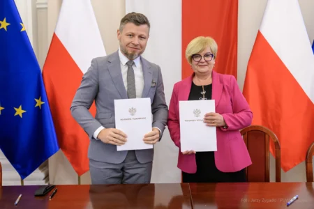 Zdjęcie przedstawia uczestników podpisania umów w ramach programu ochrony ludności i obrony cywilnej