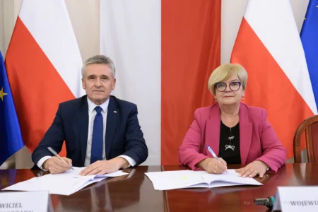 Zdjęcie przedstawia uczestników podpisania umów w ramach programu ochrony ludności i obrony cywilnej