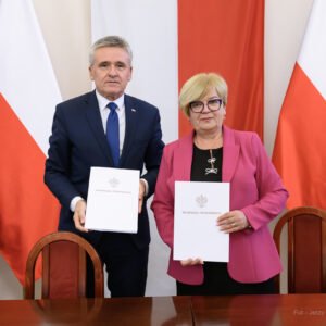 Zdjęcie przedstawia uczestników podpisania umów w ramach programu ochrony ludności i obrony cywilnej