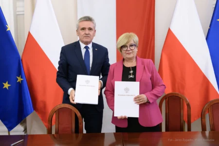 Zdjęcie przedstawia uczestników podpisania umów w ramach programu ochrony ludności i obrony cywilnej