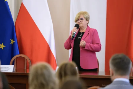 Zdjęcie przedstawia uczestników podpisania umów w ramach programu ochrony ludności i obrony cywilnej