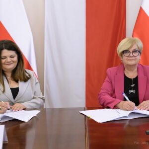Zdjęcie przedstawia uczestników podpisania umów w ramach programu ochrony ludności i obrony cywilnej