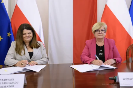 Zdjęcie przedstawia uczestników podpisania umów w ramach programu ochrony ludności i obrony cywilnej