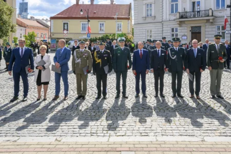 Zdjęcie przedstawia uczestników obchodów Dnia Krajowej Administracji Skarbowej