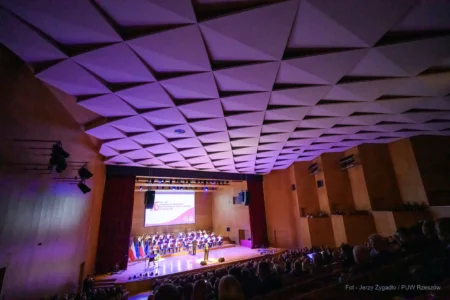 Zdjęcie przedstawia uczestników jubileuszu 75 lecia Komendy Wojewódzkiej PSP