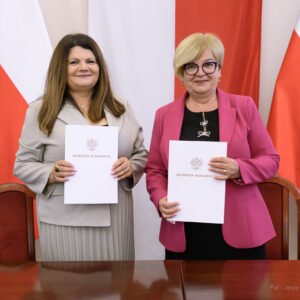 Zdjęcie przedstawia uczestników podpisania umów w ramach programu ochrony ludności i obrony cywilnej