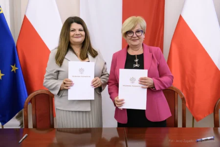 Zdjęcie przedstawia uczestników podpisania umów w ramach programu ochrony ludności i obrony cywilnej