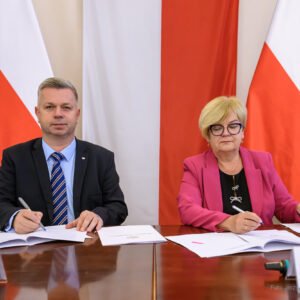 Zdjęcie przedstawia uczestników podpisania umów w ramach programu ochrony ludności i obrony cywilnej