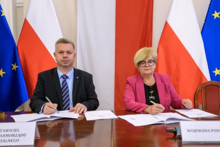 Zdjęcie przedstawia uczestników podpisania umów w ramach programu ochrony ludności i obrony cywilnej