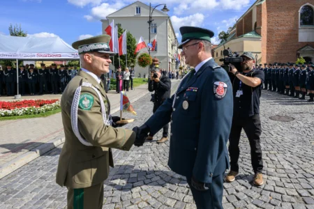 Zdjęcie przedstawia uczestników obchodów Dnia Krajowej Administracji Skarbowej