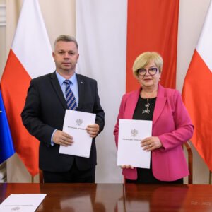 Zdjęcie przedstawia uczestników podpisania umów w ramach programu ochrony ludności i obrony cywilnej