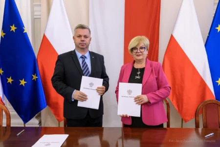 Zdjęcie przedstawia uczestników podpisania umów w ramach programu ochrony ludności i obrony cywilnej