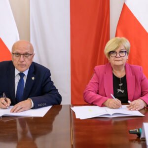 Zdjęcie przedstawia uczestników podpisania umów w ramach programu ochrony ludności i obrony cywilnej