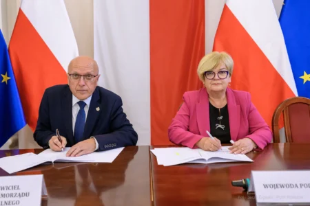 Zdjęcie przedstawia uczestników podpisania umów w ramach programu ochrony ludności i obrony cywilnej