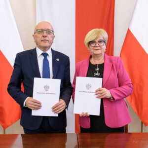 Zdjęcie przedstawia uczestników podpisania umów w ramach programu ochrony ludności i obrony cywilnej