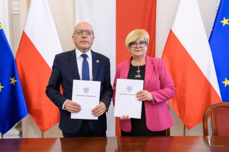 Zdjęcie przedstawia uczestników podpisania umów w ramach programu ochrony ludności i obrony cywilnej