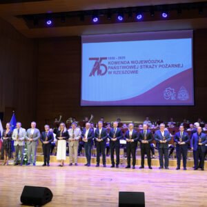 Zdjęcie przedstawia uczestników jubileuszu 75 lecia Komendy Wojewódzkiej PSP