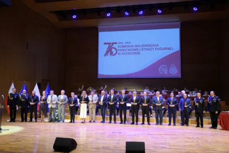Zdjęcie przedstawia uczestników jubileuszu 75 lecia Komendy Wojewódzkiej PSP