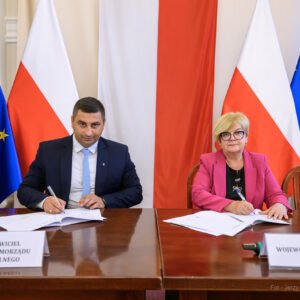 Zdjęcie przedstawia uczestników podpisania umów w ramach programu ochrony ludności i obrony cywilnej