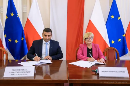 Zdjęcie przedstawia uczestników podpisania umów w ramach programu ochrony ludności i obrony cywilnej