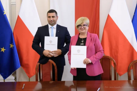 Zdjęcie przedstawia uczestników podpisania umów w ramach programu ochrony ludności i obrony cywilnej