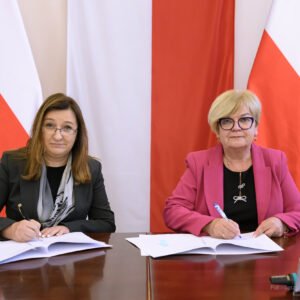 Zdjęcie przedstawia uczestników podpisania umów w ramach programu ochrony ludności i obrony cywilnej