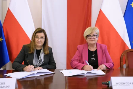 Zdjęcie przedstawia uczestników podpisania umów w ramach programu ochrony ludności i obrony cywilnej