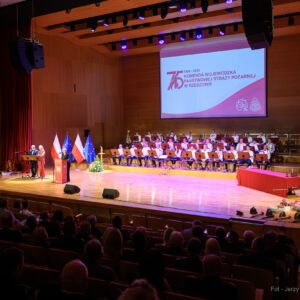 Zdjęcie przedstawia uczestników jubileuszu 75 lecia Komendy Wojewódzkiej PSP