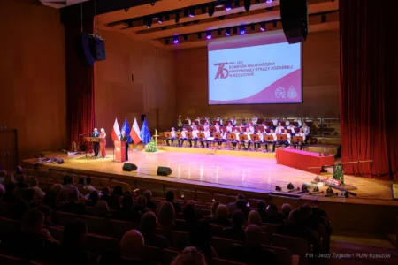 Zdjęcie przedstawia uczestników jubileuszu 75 lecia Komendy Wojewódzkiej PSP