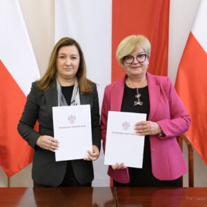 Zdjęcie przedstawia uczestników podpisania umów w ramach programu ochrony ludności i obrony cywilnej