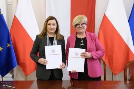 Zdjęcie przedstawia uczestników podpisania umów w ramach programu ochrony ludności i obrony cywilnej