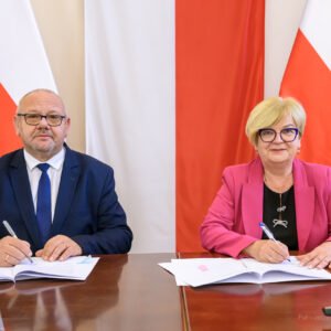 Zdjęcie przedstawia uczestników podpisania umów w ramach programu ochrony ludności i obrony cywilnej