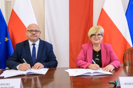 Zdjęcie przedstawia uczestników podpisania umów w ramach programu ochrony ludności i obrony cywilnej