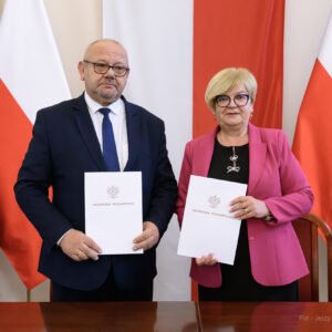 Zdjęcie przedstawia uczestników podpisania umów w ramach programu ochrony ludności i obrony cywilnej