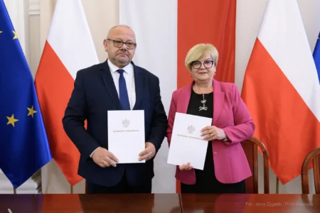 Zdjęcie przedstawia uczestników podpisania umów w ramach programu ochrony ludności i obrony cywilnej