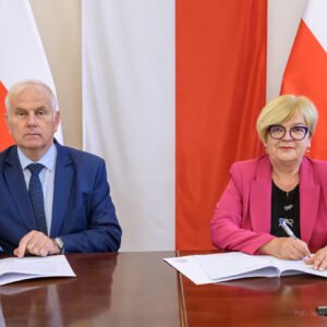 Zdjęcie przedstawia uczestników podpisania umów w ramach programu ochrony ludności i obrony cywilnej