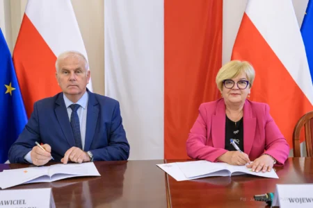 Zdjęcie przedstawia uczestników podpisania umów w ramach programu ochrony ludności i obrony cywilnej