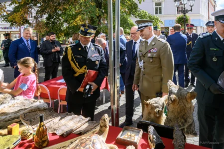 Zdjęcie przedstawia uczestników obchodów Dnia Krajowej Administracji Skarbowej