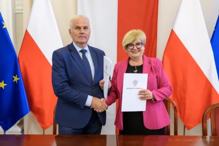 Zdjęcie przedstawia uczestników podpisania umów w ramach programu ochrony ludności i obrony cywilnej