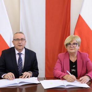 Zdjęcie przedstawia uczestników podpisania umów w ramach programu ochrony ludności i obrony cywilnej