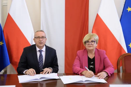 Zdjęcie przedstawia uczestników podpisania umów w ramach programu ochrony ludności i obrony cywilnej