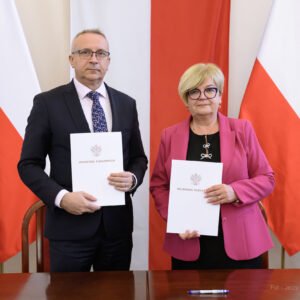 Zdjęcie przedstawia uczestników podpisania umów w ramach programu ochrony ludności i obrony cywilnej