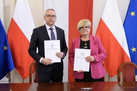 Zdjęcie przedstawia uczestników podpisania umów w ramach programu ochrony ludności i obrony cywilnej